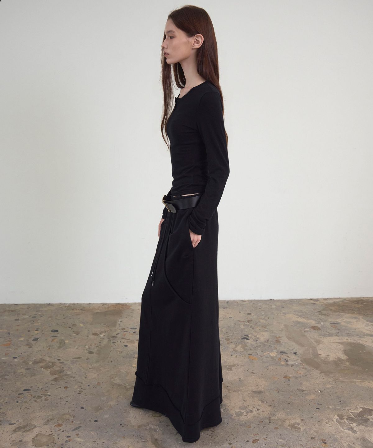 신앤리(SSIN AND LEE) Bare Henley Neck T-shirt Black