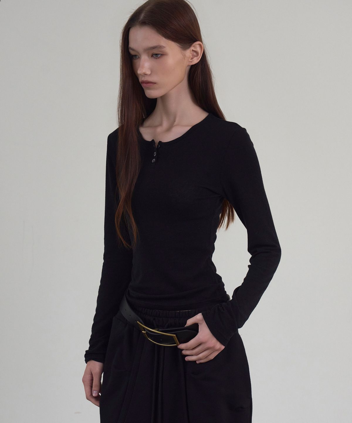 신앤리(SSIN AND LEE) Bare Henley Neck T-shirt Black