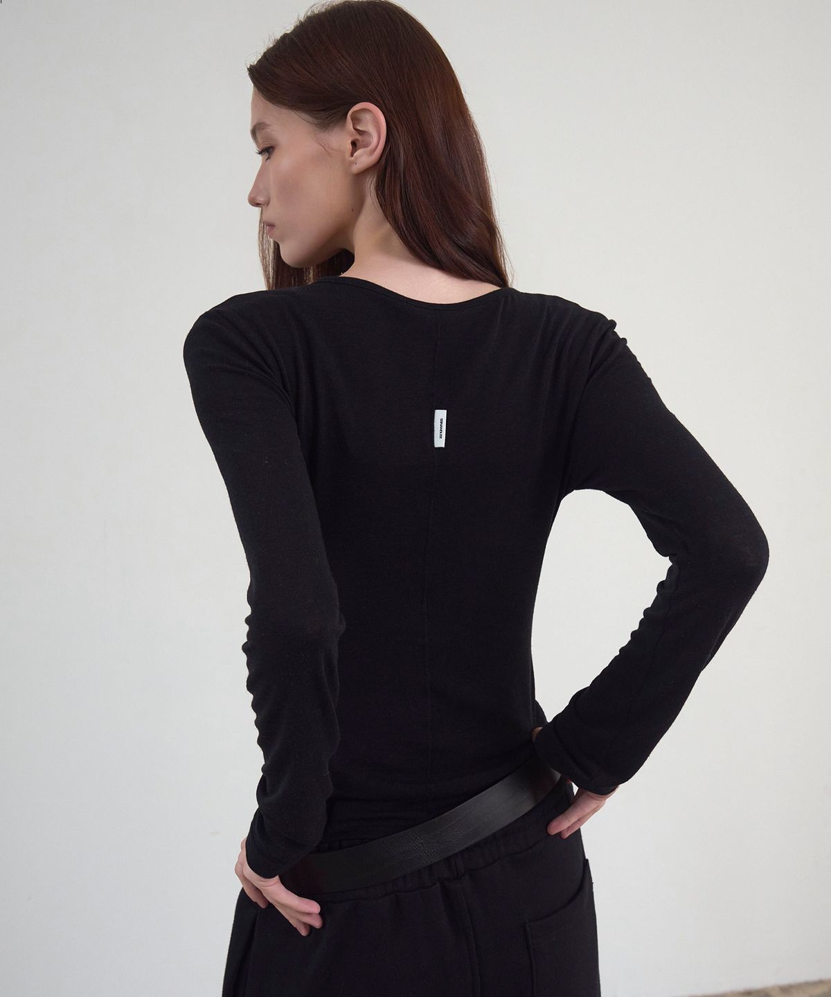 신앤리(SSIN AND LEE) Bare Henley Neck T-shirt Black