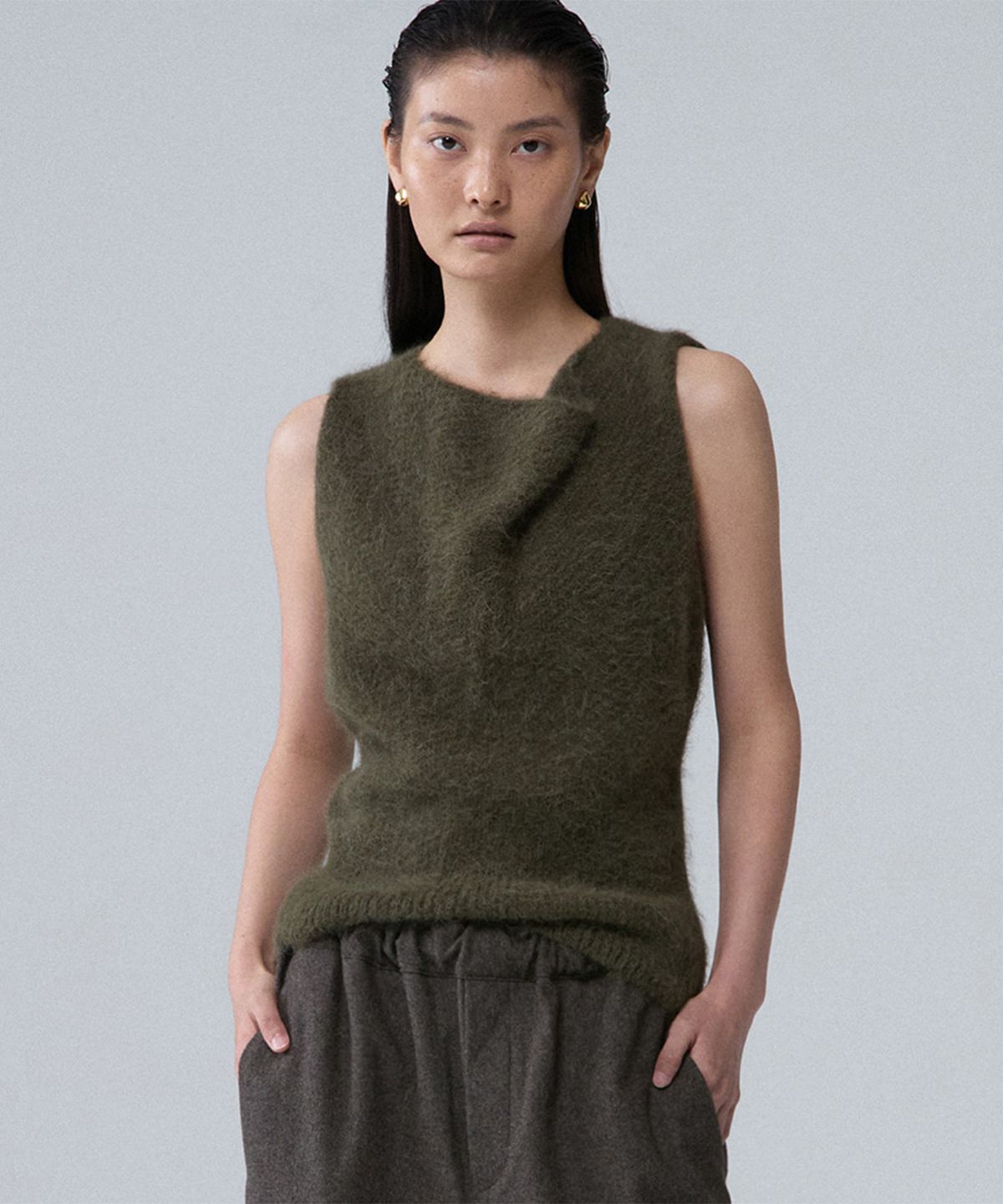우마뭉(UMARMUNG) Peruvian baby alpaca yarn cowl neck vest_Khaki