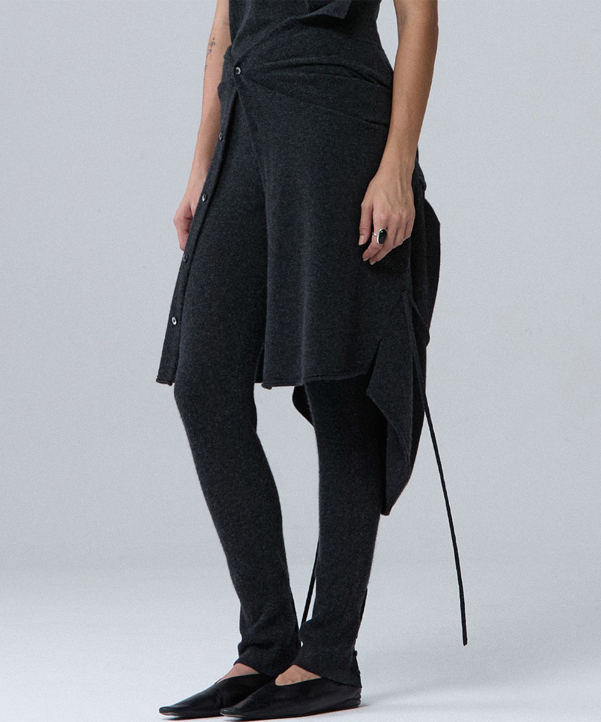 우마뭉(UMARMUNG) Wool cashmere button hem leggings_Graphite
