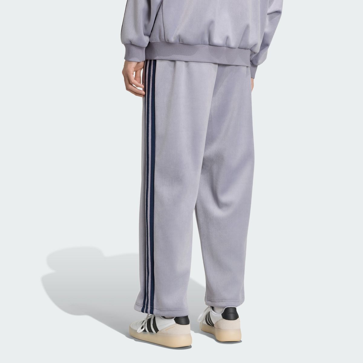 아디다스(ADIDAS) 스타디움 루즈 핏 벨루어 풀렝스 오픈 헴 트랙 팬츠 KV5903