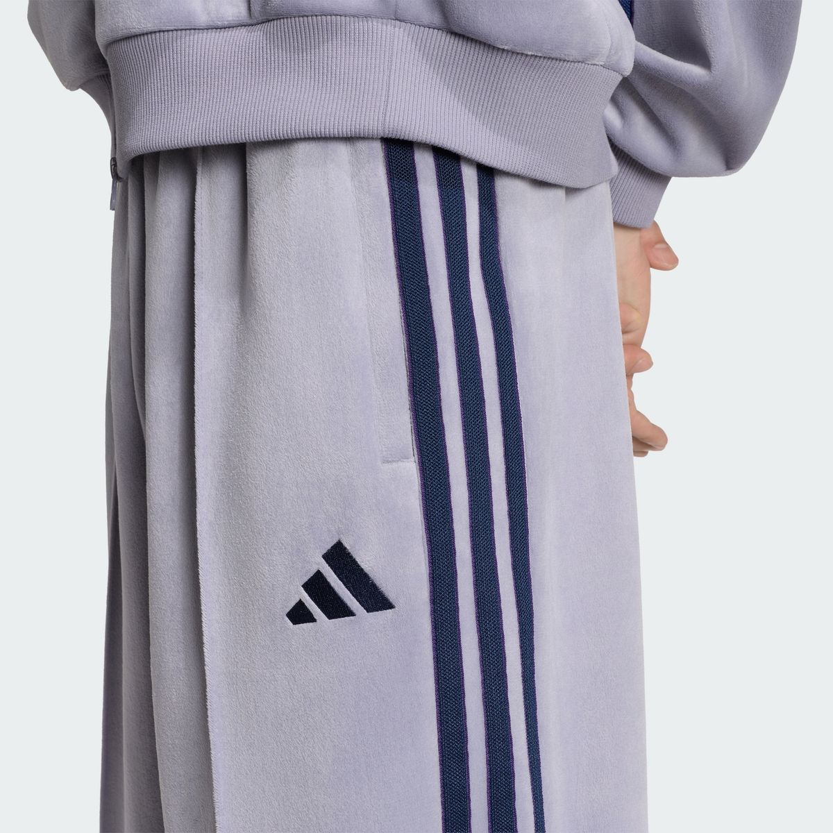 아디다스(ADIDAS) 스타디움 루즈 핏 벨루어 풀렝스 오픈 헴 트랙 팬츠 KV5903