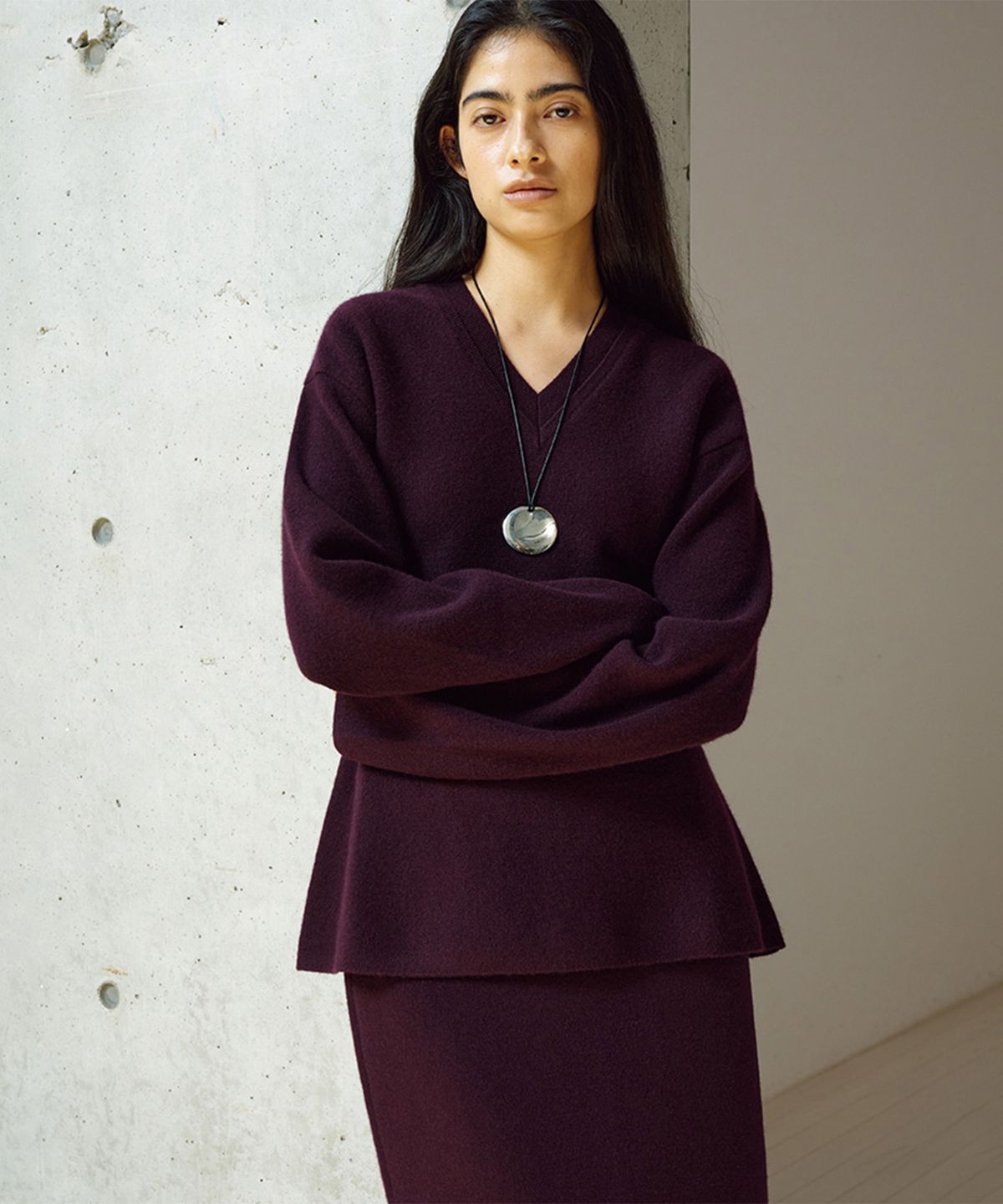 우마뭉(UMARMUNG) Wool cashmere curved sleeve v neck pullover_Black berry