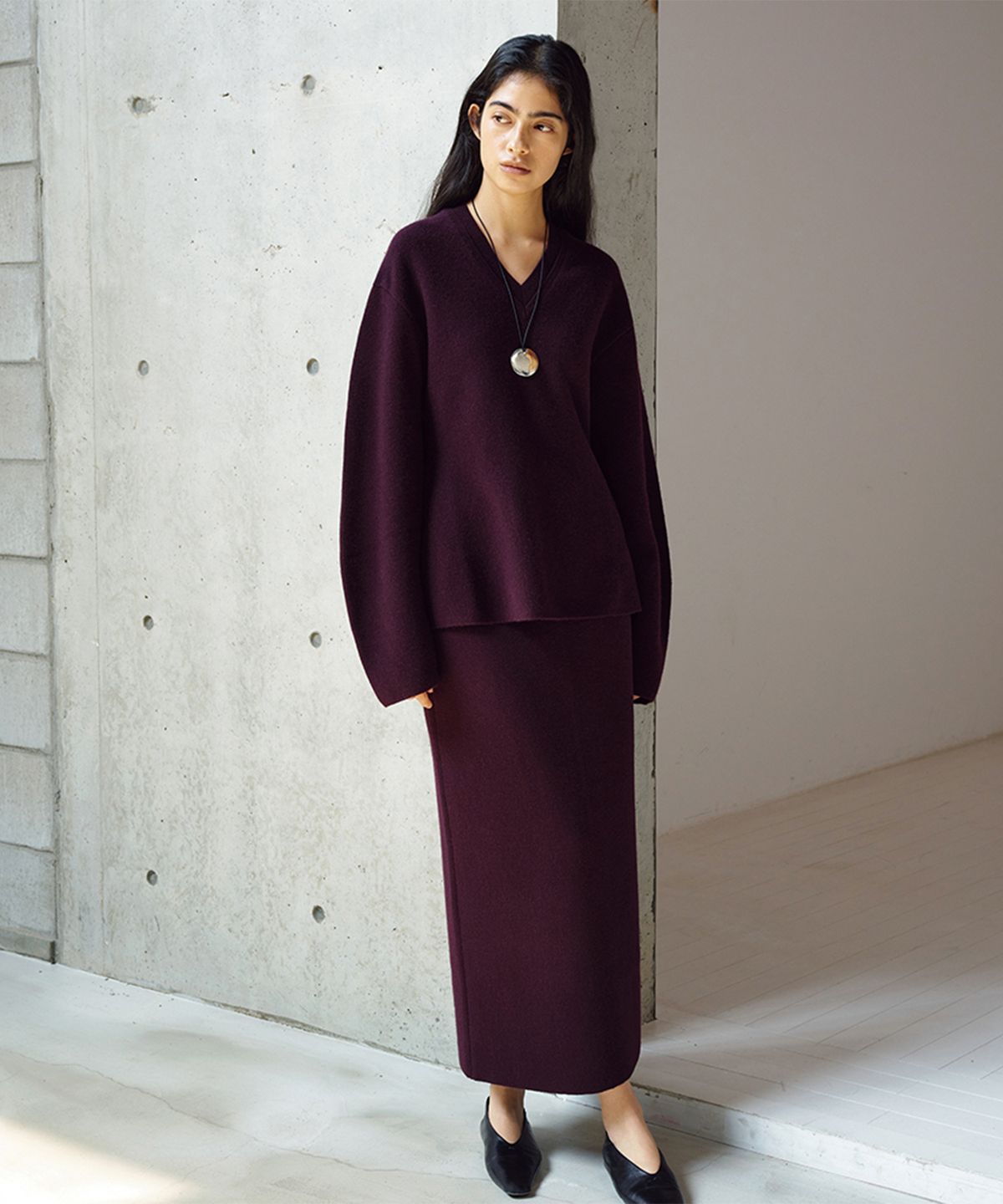 우마뭉(UMARMUNG) Wool cashmere curved sleeve v neck pullover_Black berry