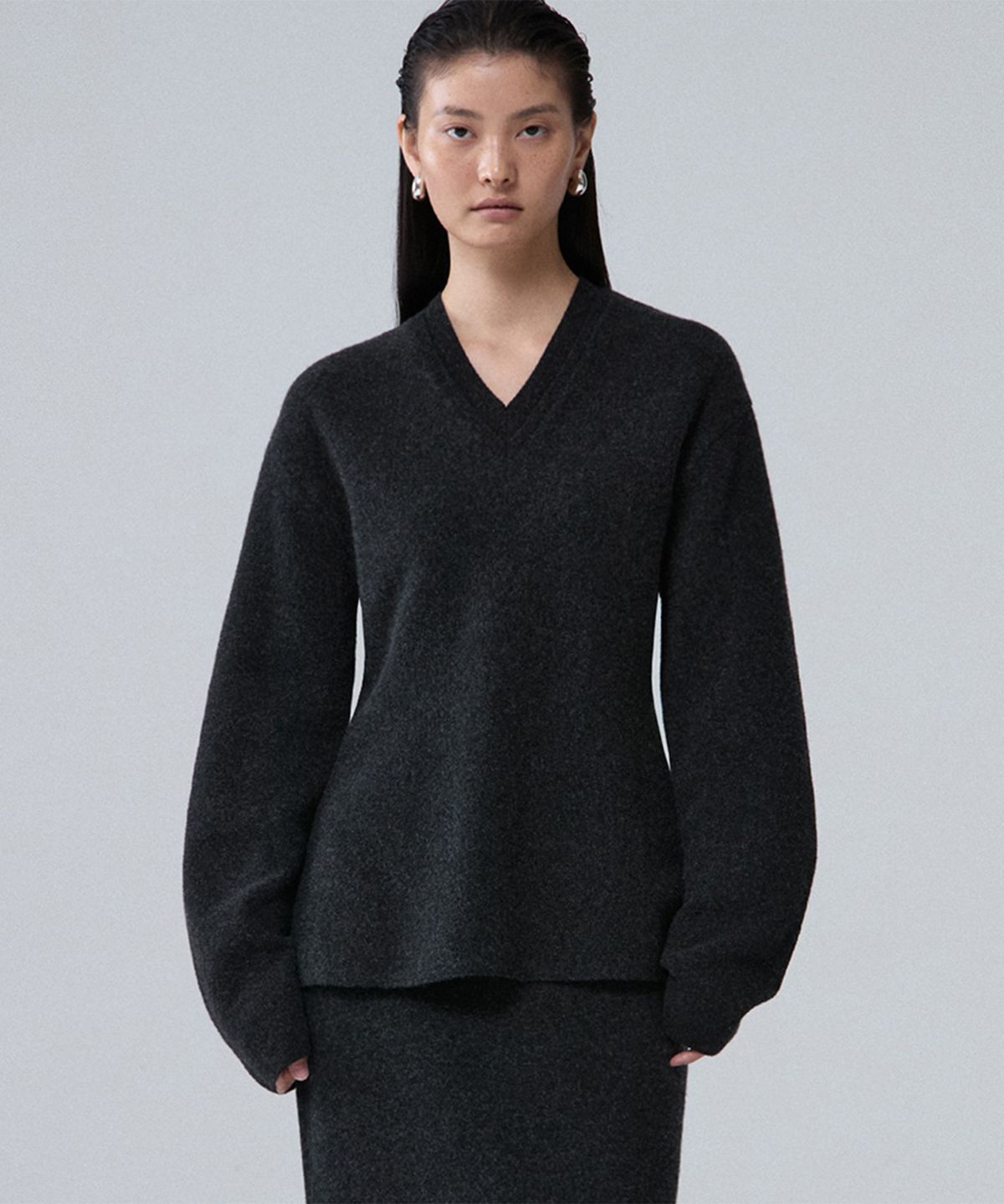 우마뭉(UMARMUNG) Wool cashmere curved sleeve v neck pullover_Graphite