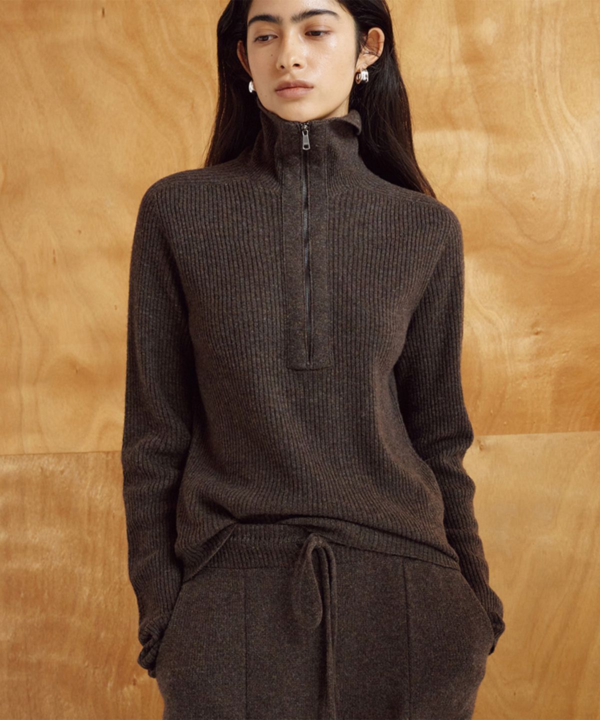 우마뭉(UMARMUNG) Super fine merino wool half zip up ribbed pullover_Walnut