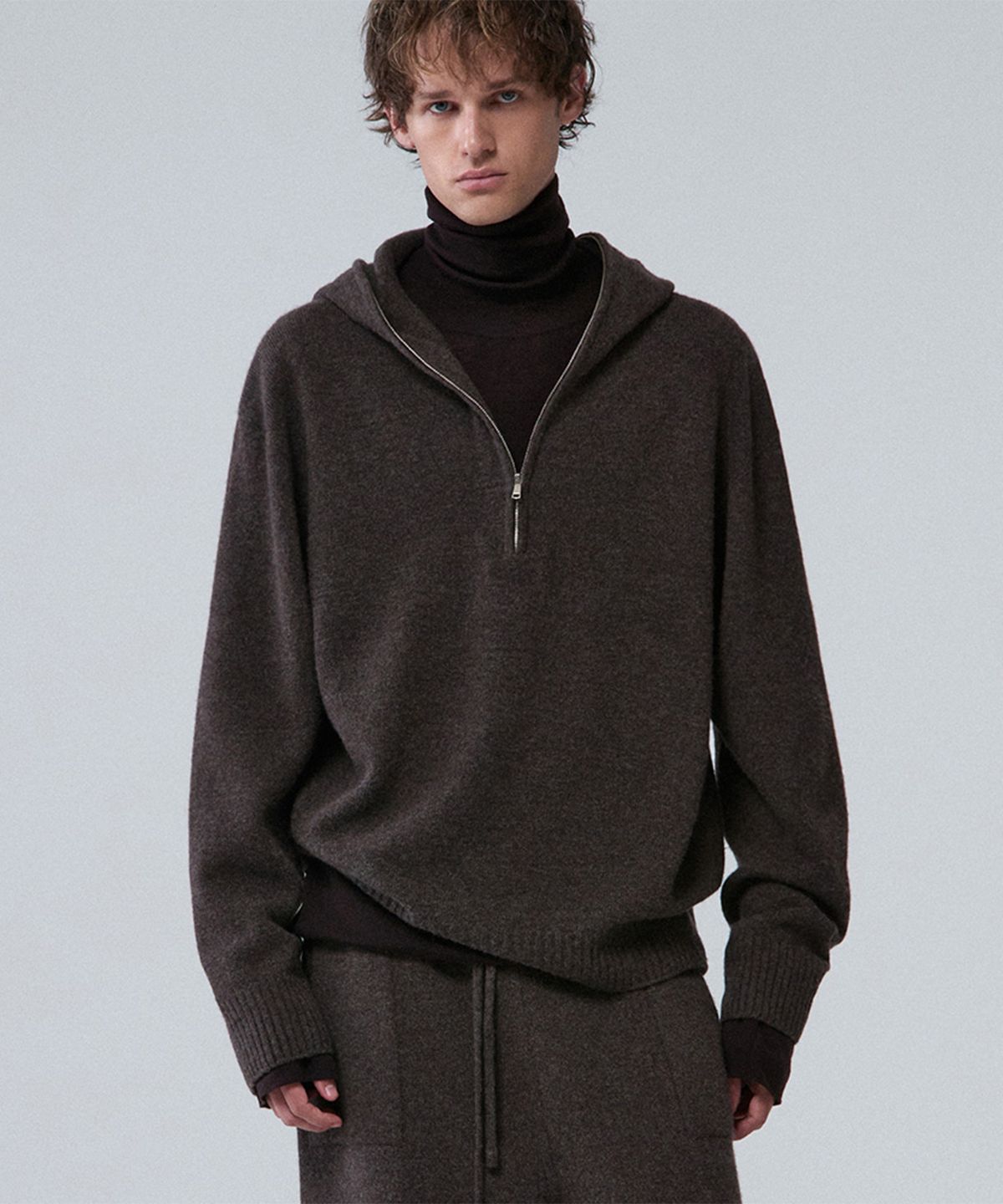 우마뭉(UMARMUNG) Super fine merino wool half zip up hooded pullover_Walnut