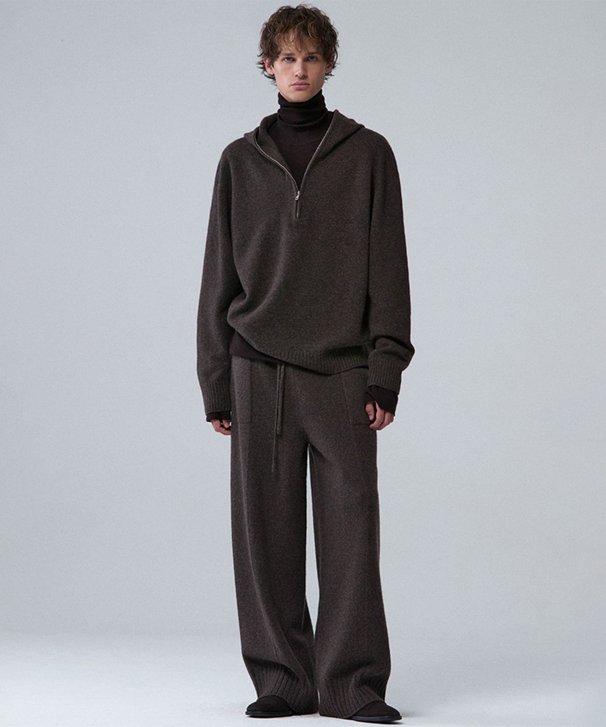 우마뭉(UMARMUNG) Super fine merino wool half zip up hooded pullover_Walnut