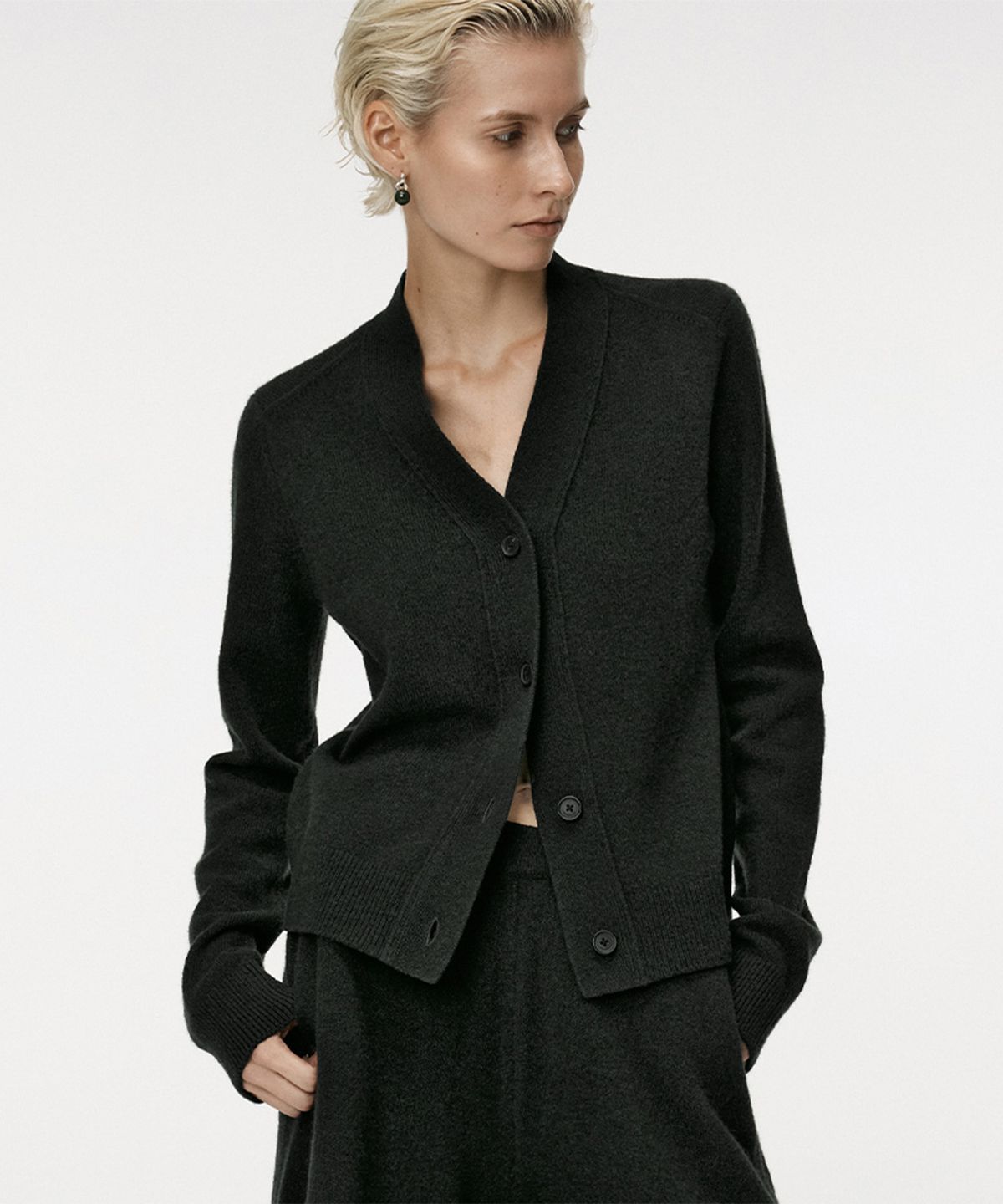 우마뭉(UMARMUNG) Wool cashmere Y neck cardigan_Moss green