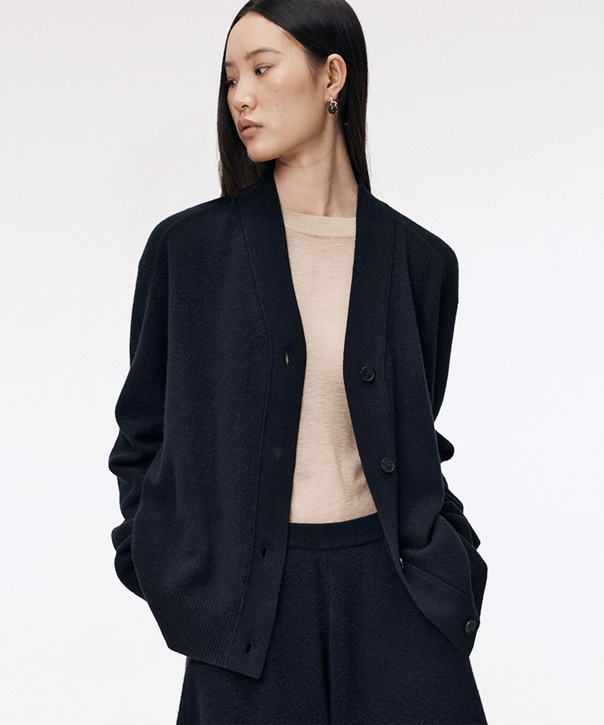 우마뭉(UMARMUNG) Wool cashmere Y neck cardigan_Deep sea
