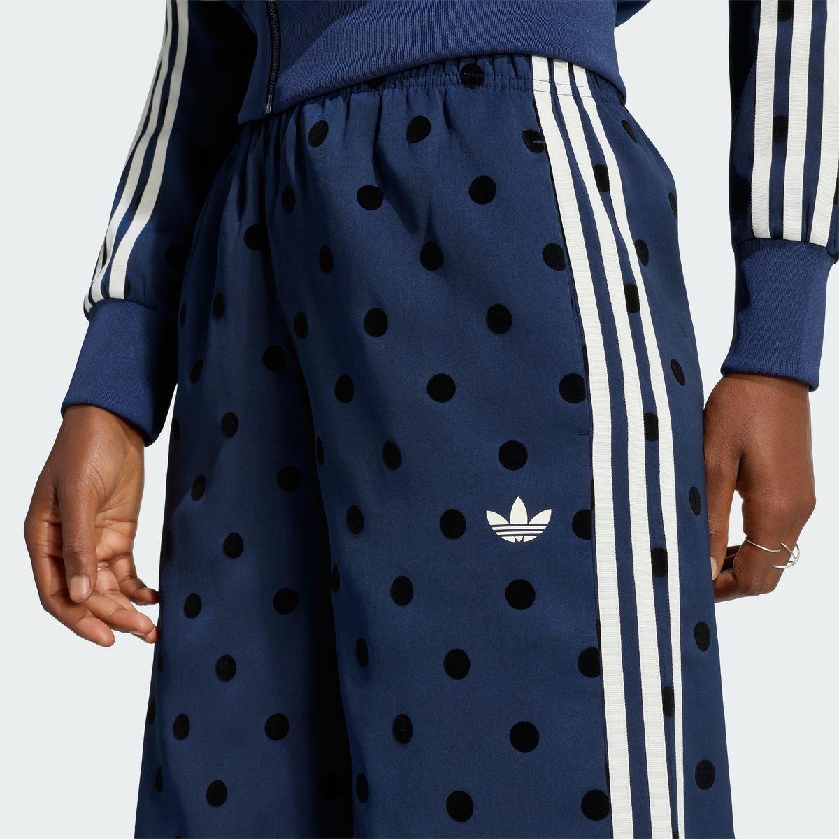 아디다스(ADIDAS) 새틴 폴카 닷 와이드 레그 팬츠 LI2844