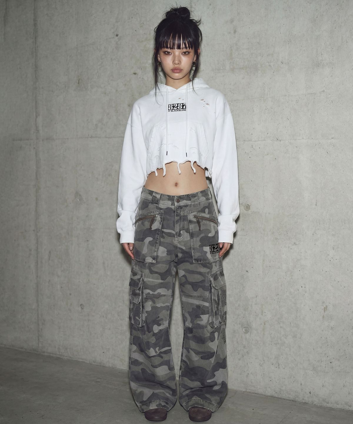 블랙블론드(BLACKBLOND) 8287 센터 로고 빈티지 크롭 후디 (화이트)