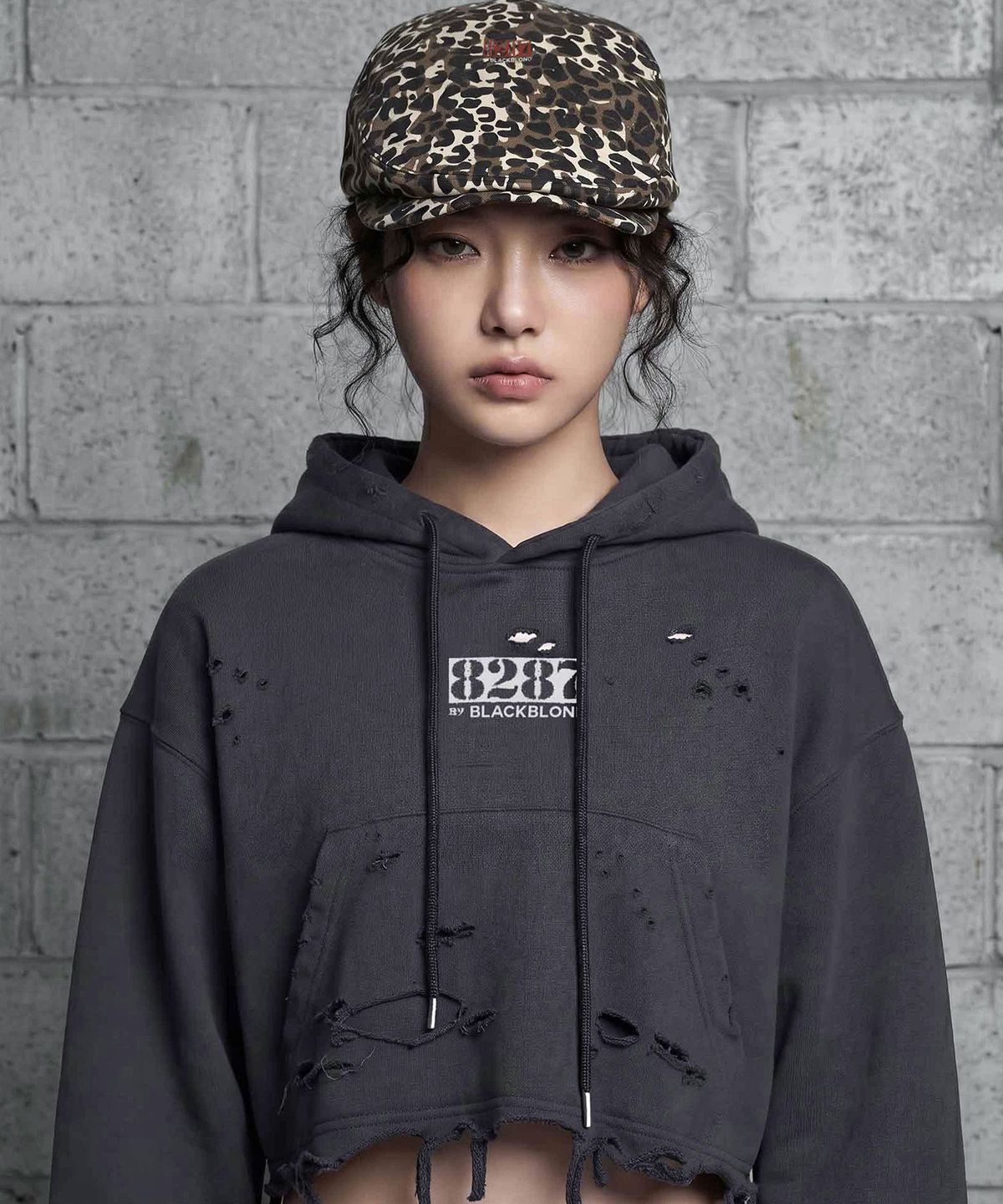 블랙블론드(BLACKBLOND) 8287 센터 로고 빈티지 크롭 후디 (차콜)