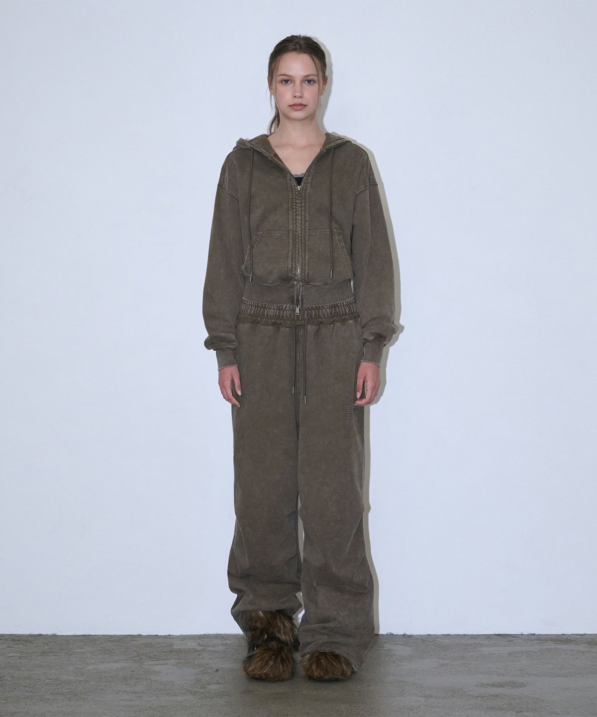 로타입(ROUGHTYPE) Pigment Stud Sweat Pants - Khaki brown