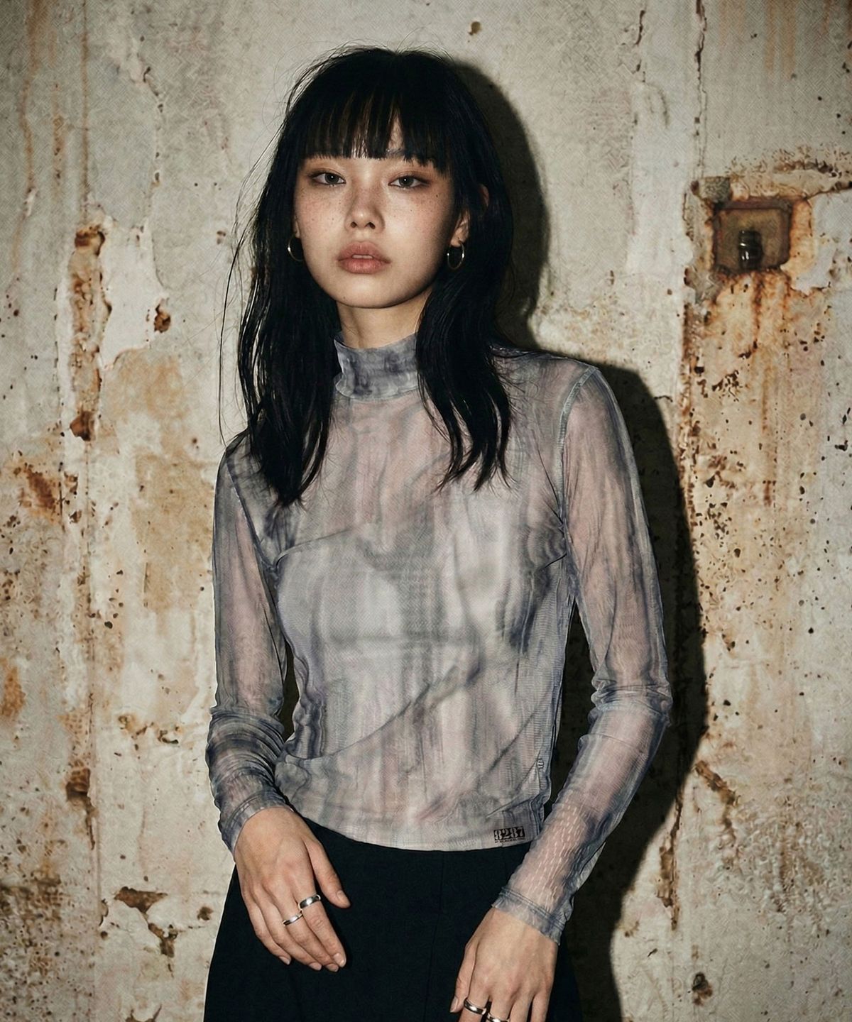 블랙블론드(BLACKBLOND) 8287 그래피티 로고 시스루 폴라티 (그레이)
