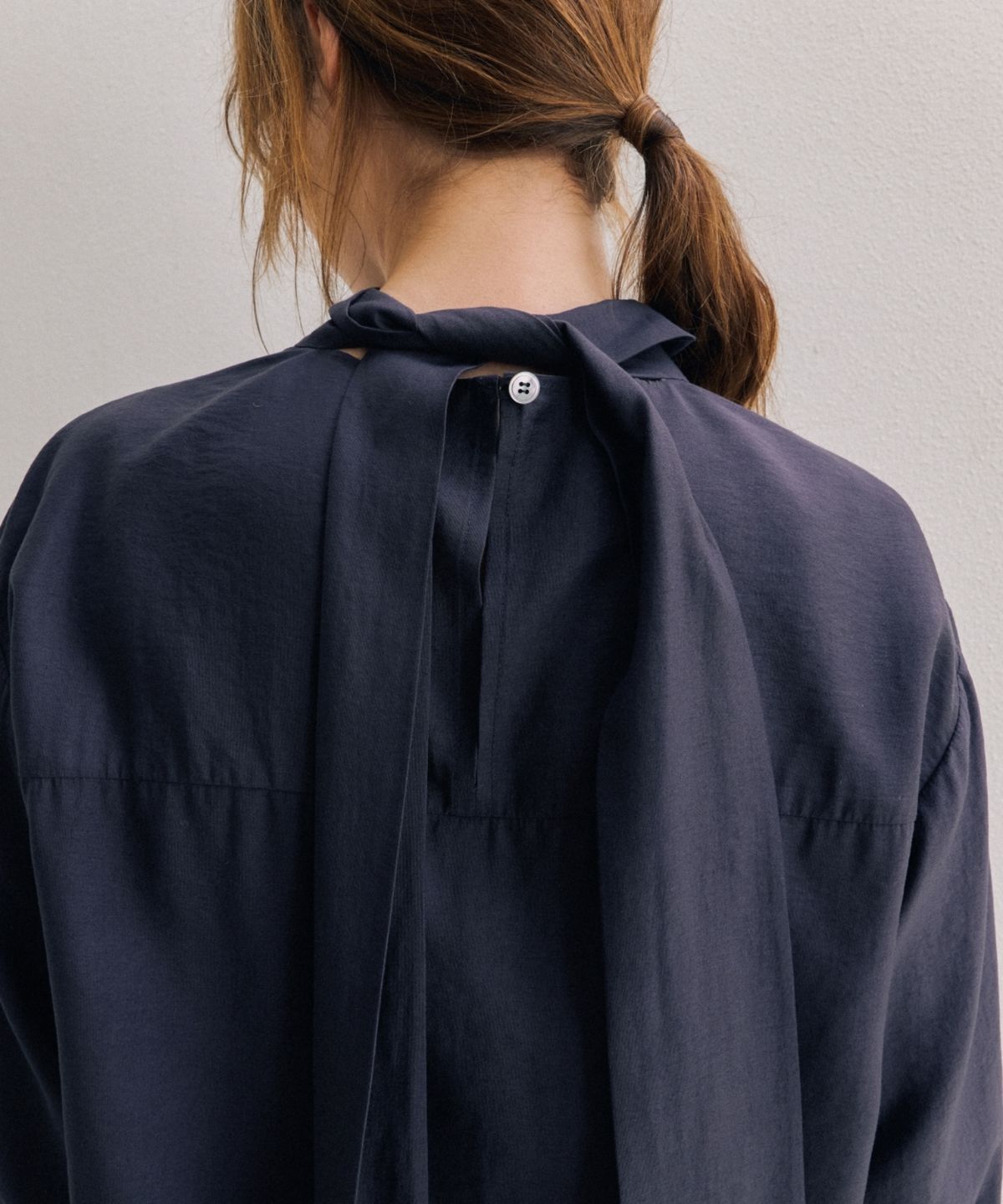 어나우트(UNNOUT) BACK TIE HIGH NECK BLOUSE CHARCOAL