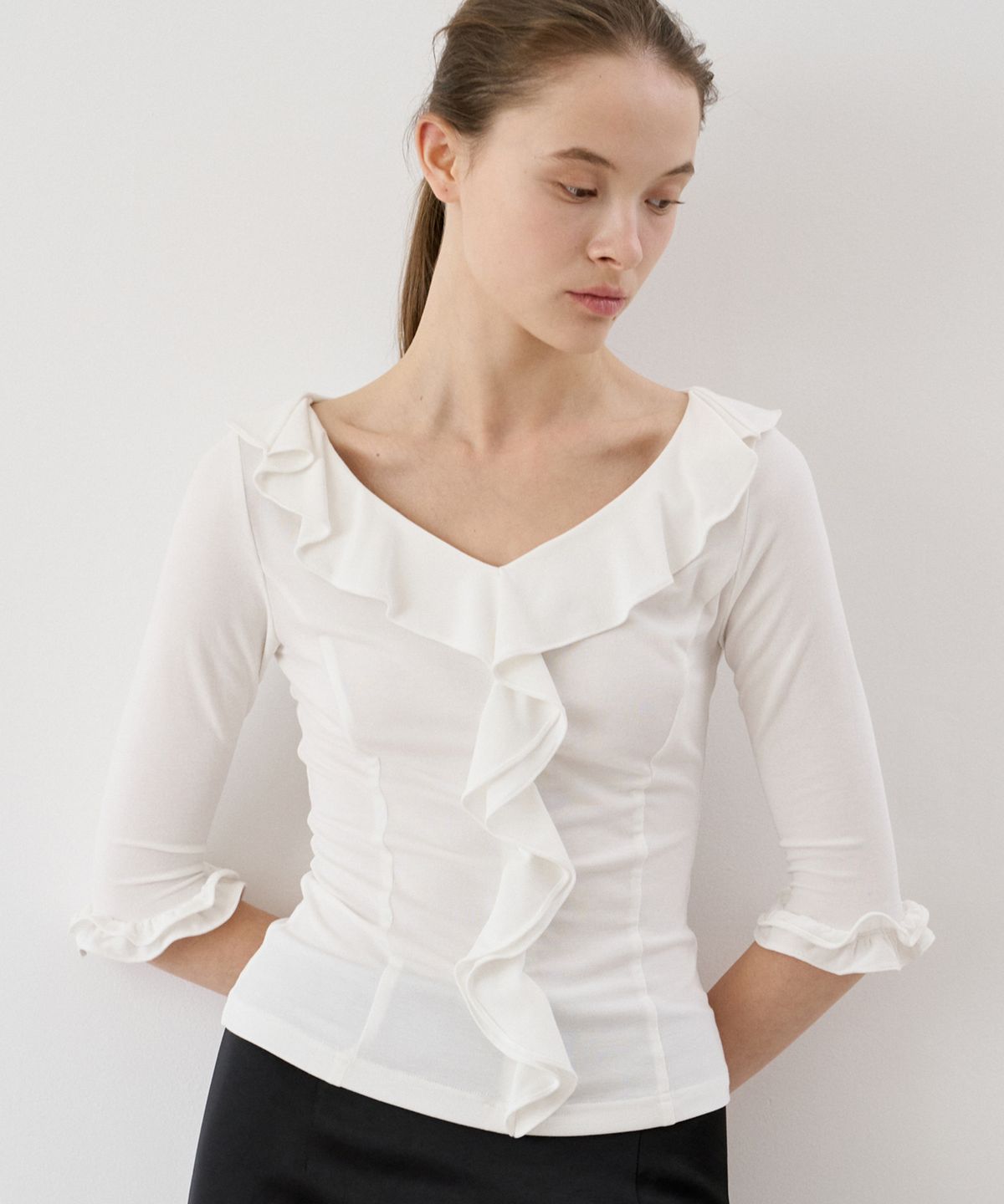 이보크에라(EVOKEERA) Belle Deep V-Neck Ruffle Jersey Blouse(White)