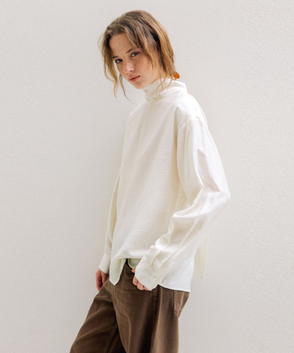 어나우트(UNNOUT) BACK TIE HIGH NECK BLOUSE CREAM