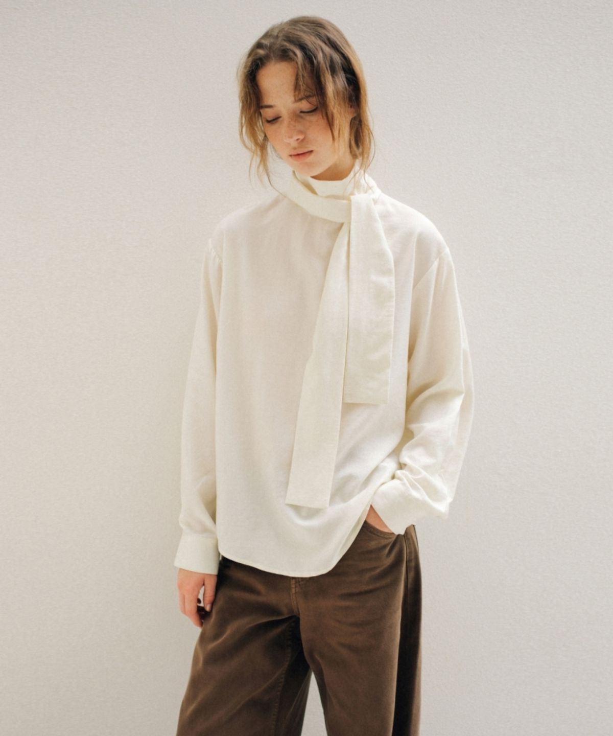 어나우트(UNNOUT) BACK TIE HIGH NECK BLOUSE CREAM