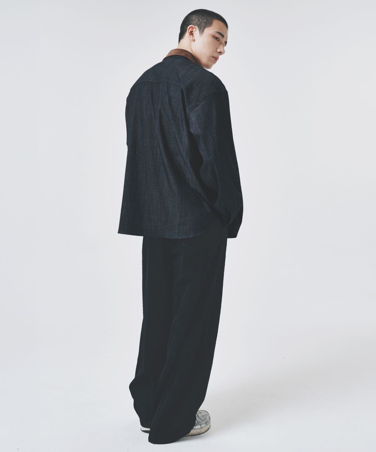 콜드블랭킷(COLD BLANKET) 스웨이드 배색 오버핏 스트레치 데님 셔켓 네이비