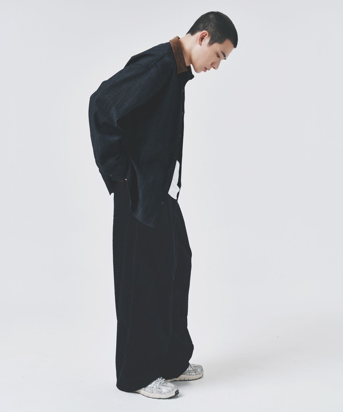 콜드블랭킷(COLD BLANKET) 스웨이드 배색 오버핏 스트레치 데님 셔켓 네이비