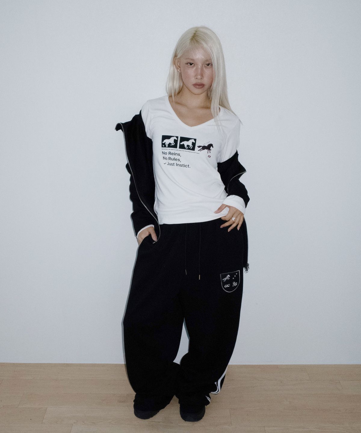 칙스(CHICKS) 소리X칙스 원마일 슬림핏 후드집업 블랙