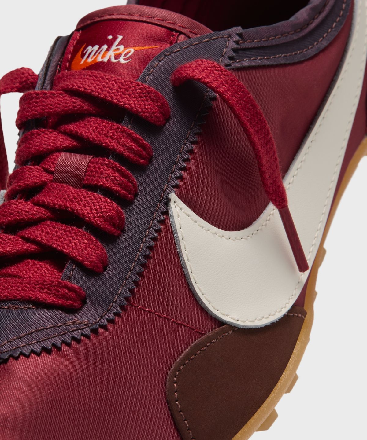 나이키(NIKE) 문 슈 W - 미스틱 데이츠:터프 레드:검 라이트 브라운:세일 / IX7025-600
