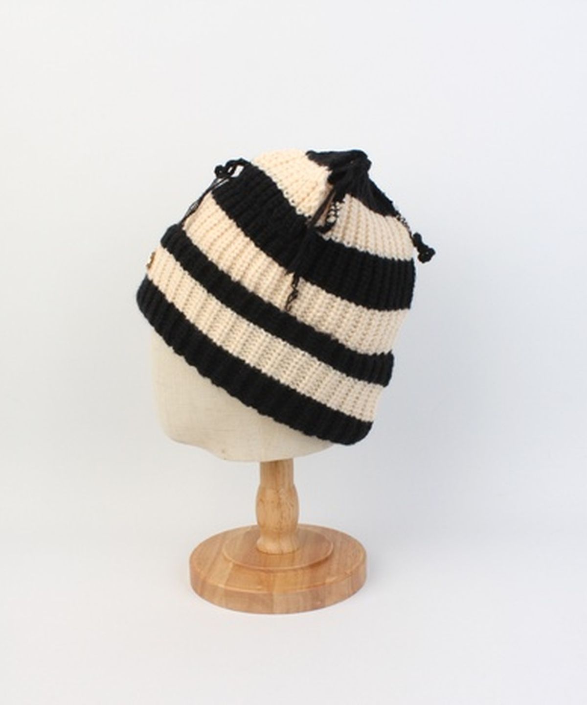 유니버셜 케미스트리(UNIVERSAL CHEMISTRY) Vintage Fox Black-Ivory Beanie 고양이비니
