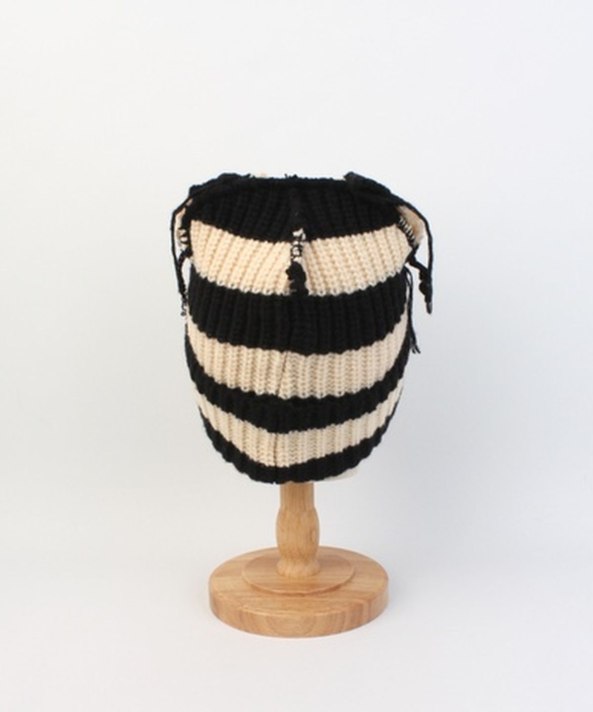 유니버셜 케미스트리(UNIVERSAL CHEMISTRY) Vintage Fox Black-Ivory Beanie 고양이비니