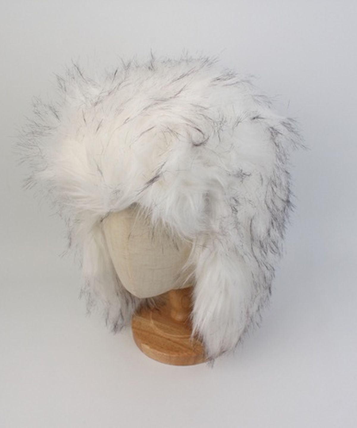 유니버셜 케미스트리(UNIVERSAL CHEMISTRY) Two Tone Fur White Aviator Hat 귀달이모자