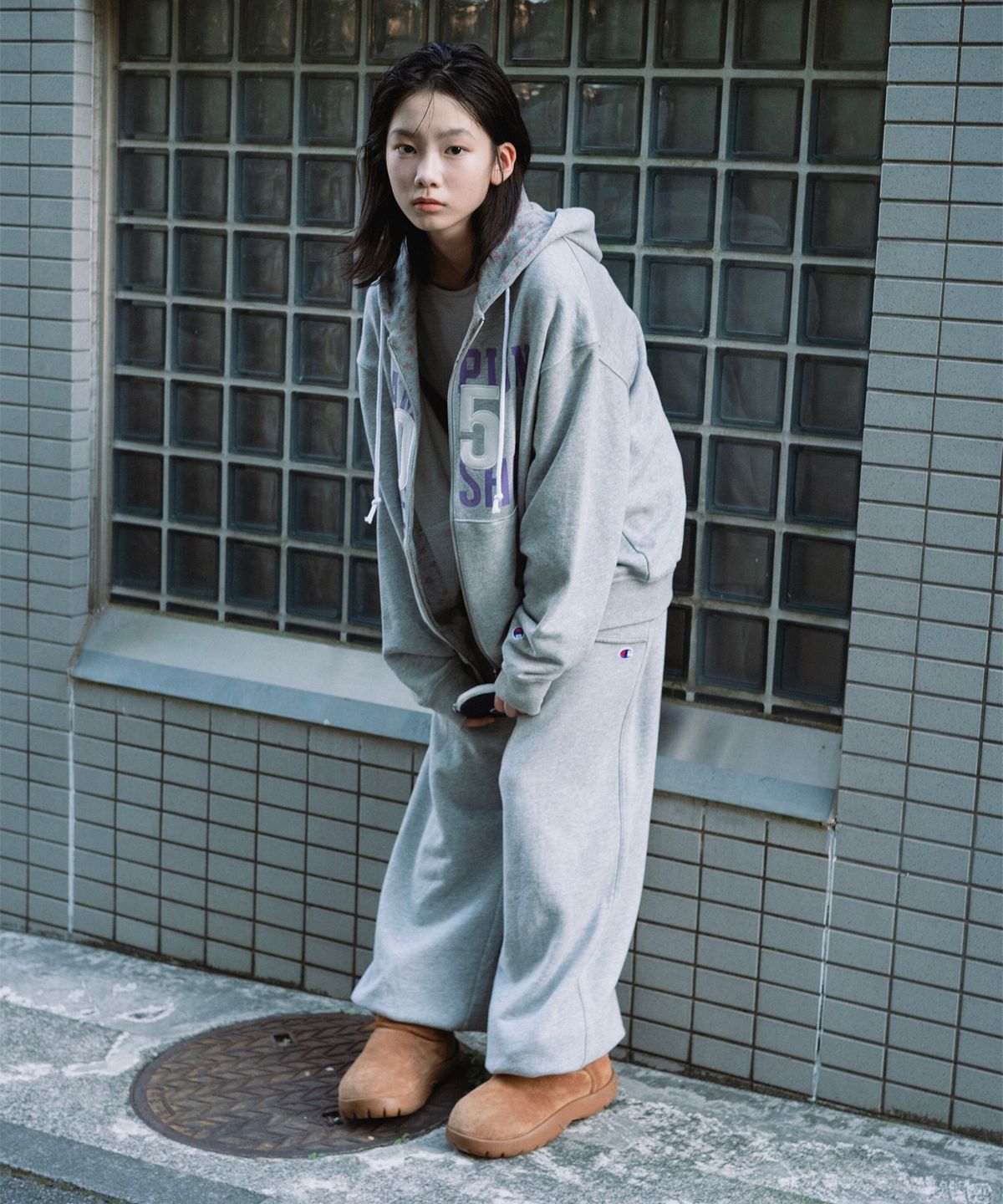 챔피온(CHAMPION) 챔피온 X 오헤시오 플라워 커프 밴딩 스웨트 팬츠 Melange Gray