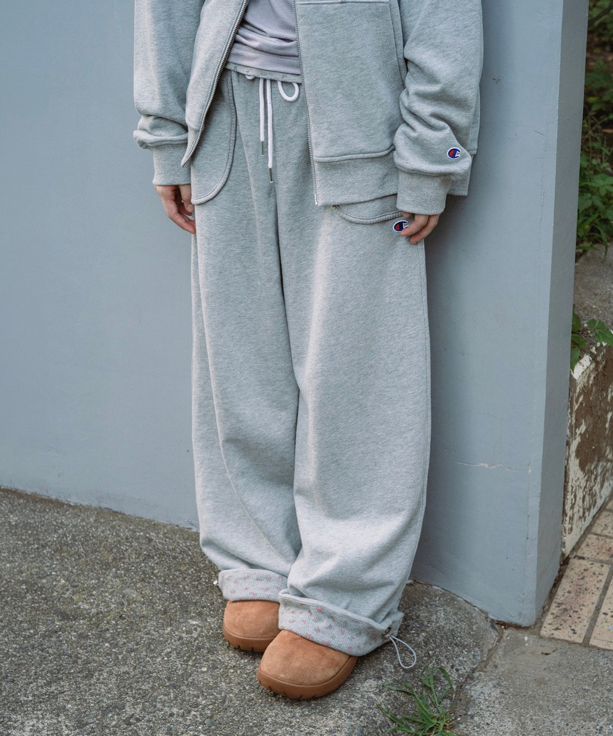 챔피온(CHAMPION) 챔피온 X 오헤시오 플라워 커프 밴딩 스웨트 팬츠 Melange Gray