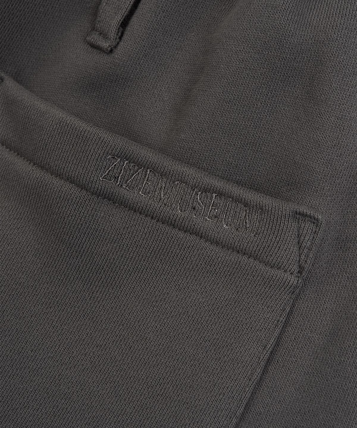 지제뮤지엄(ZIZEMUSEUM) LAYERED BANDING ONE-TUCK SWEATPANTS (CHARCOAL)