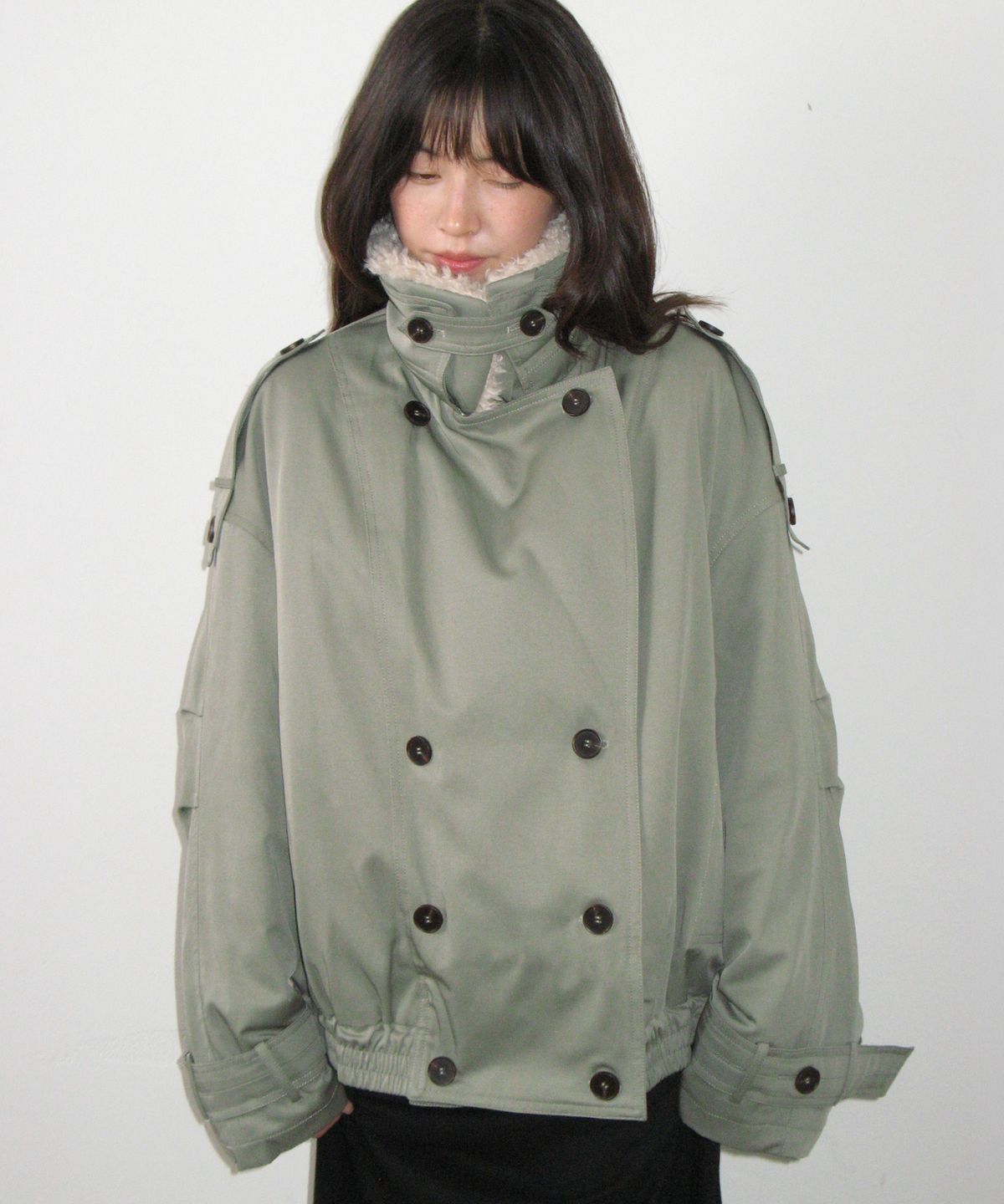 론론(RONRON) DETACHABLE TRIMMING HEART TRENCH JUMPER KHAKI
