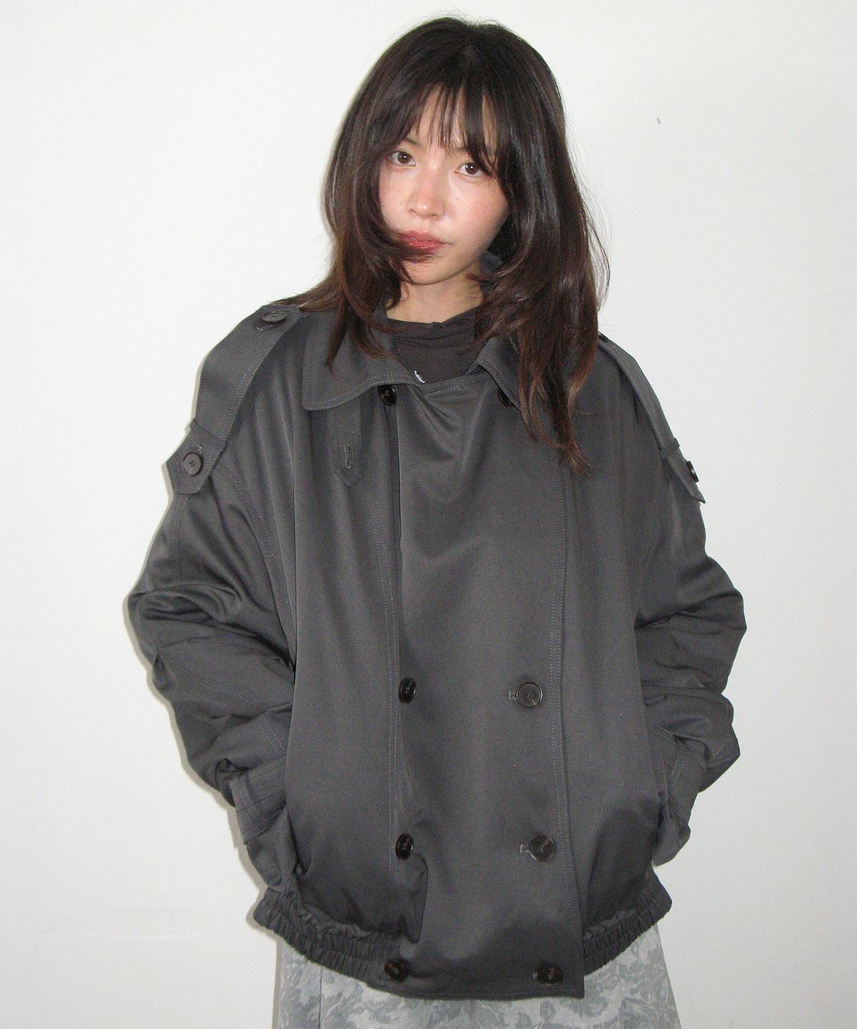 론론(RONRON) DETACHABLE TRIMMING HEART TRENCH JUMPER CHARCOAL