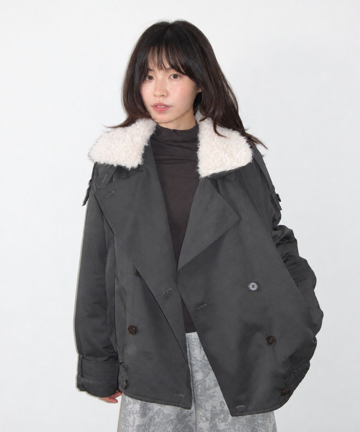 론론(RONRON) DETACHABLE TRIMMING HEART TRENCH JUMPER CHARCOAL