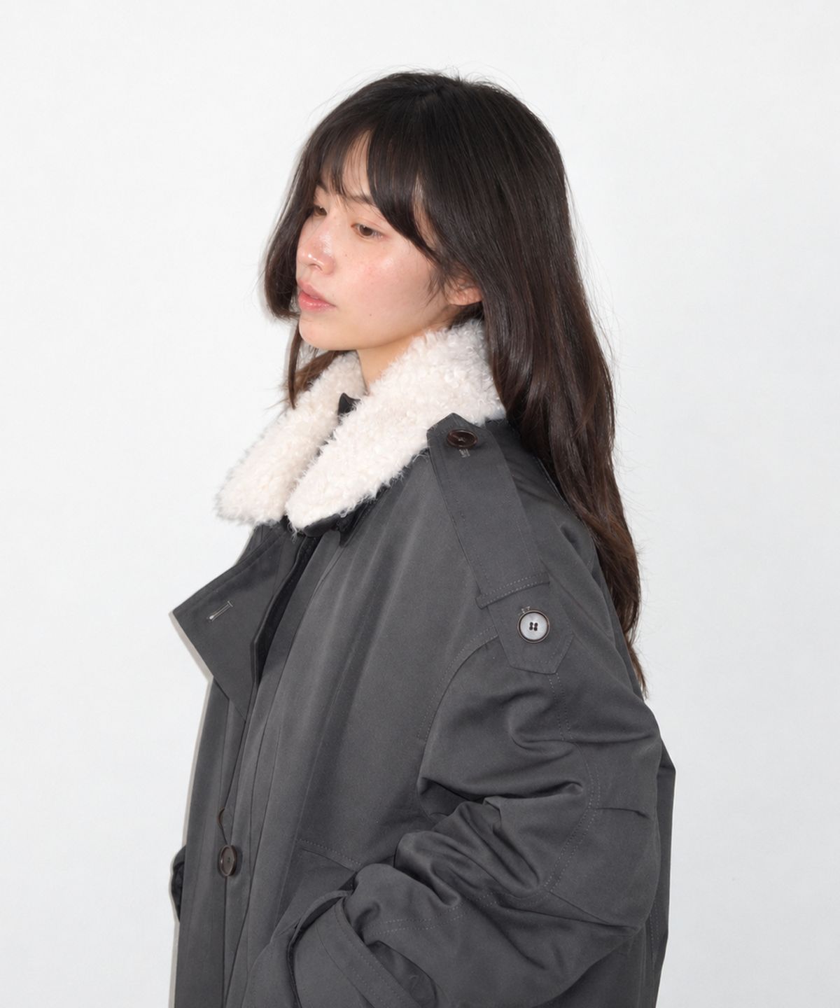 론론(RONRON) DETACHABLE TRIMMING HEART TRENCH JUMPER CHARCOAL