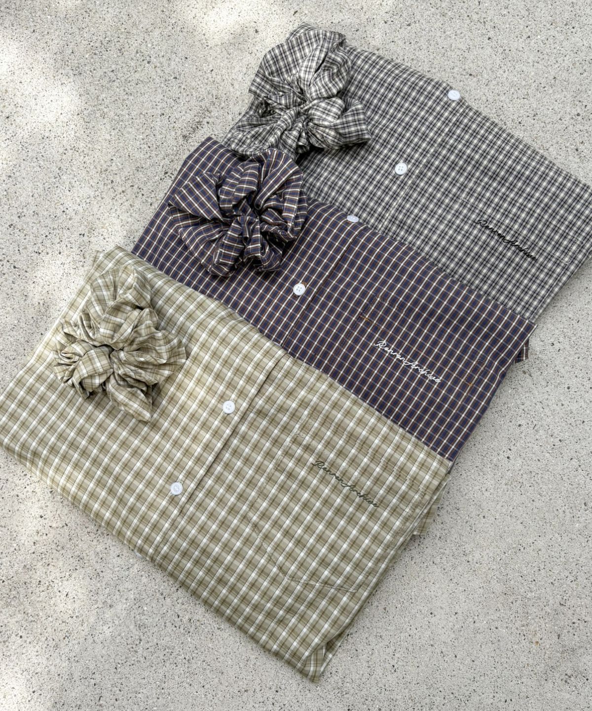 론론(RONRON) SCRUNCHIE SET LETTERING OVER FIT CHECK SHIRT OLIVE