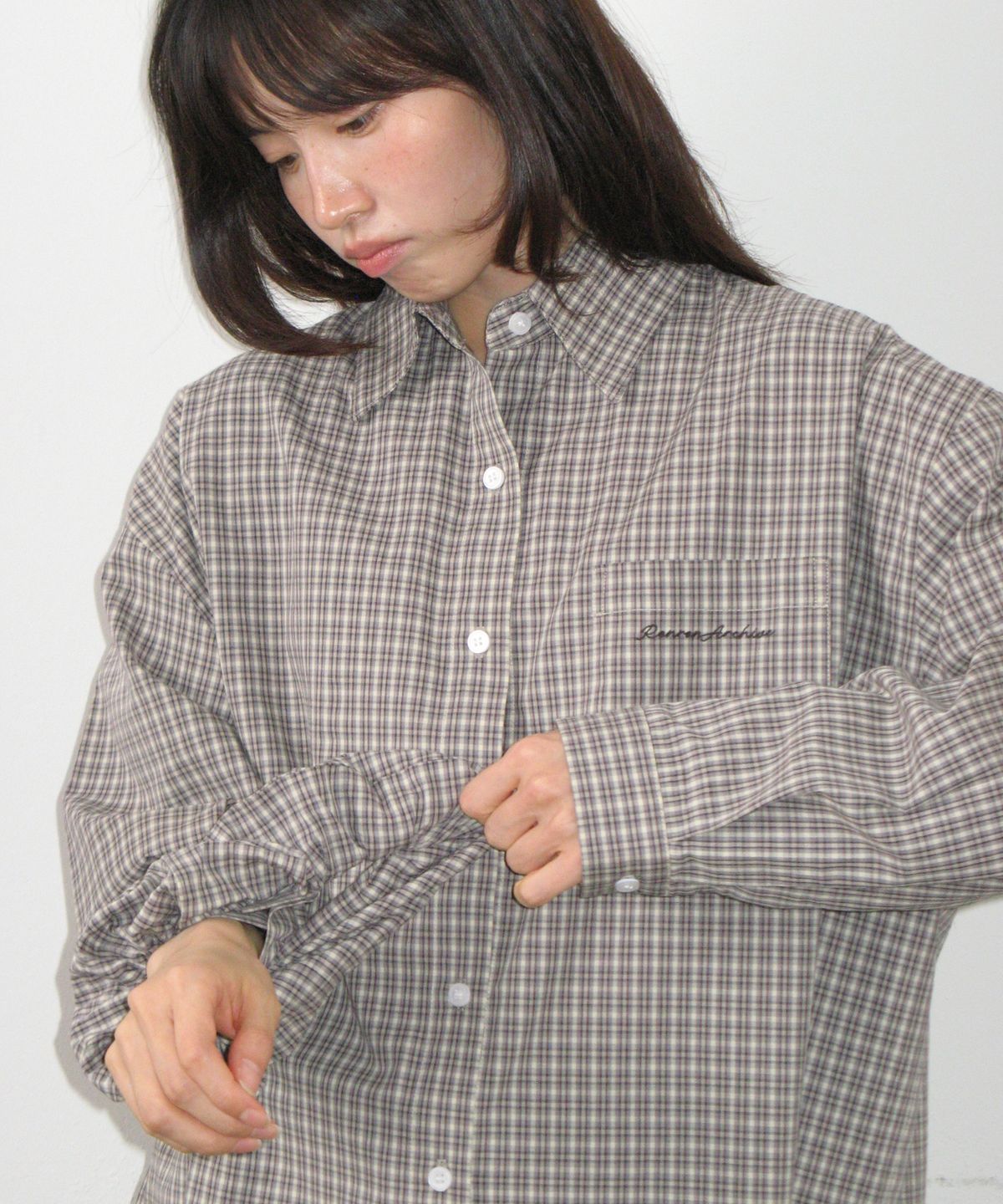 론론(RONRON) SCRUNCHIE SET LETTERING OVER FIT CHECK SHIRT BEIGE
