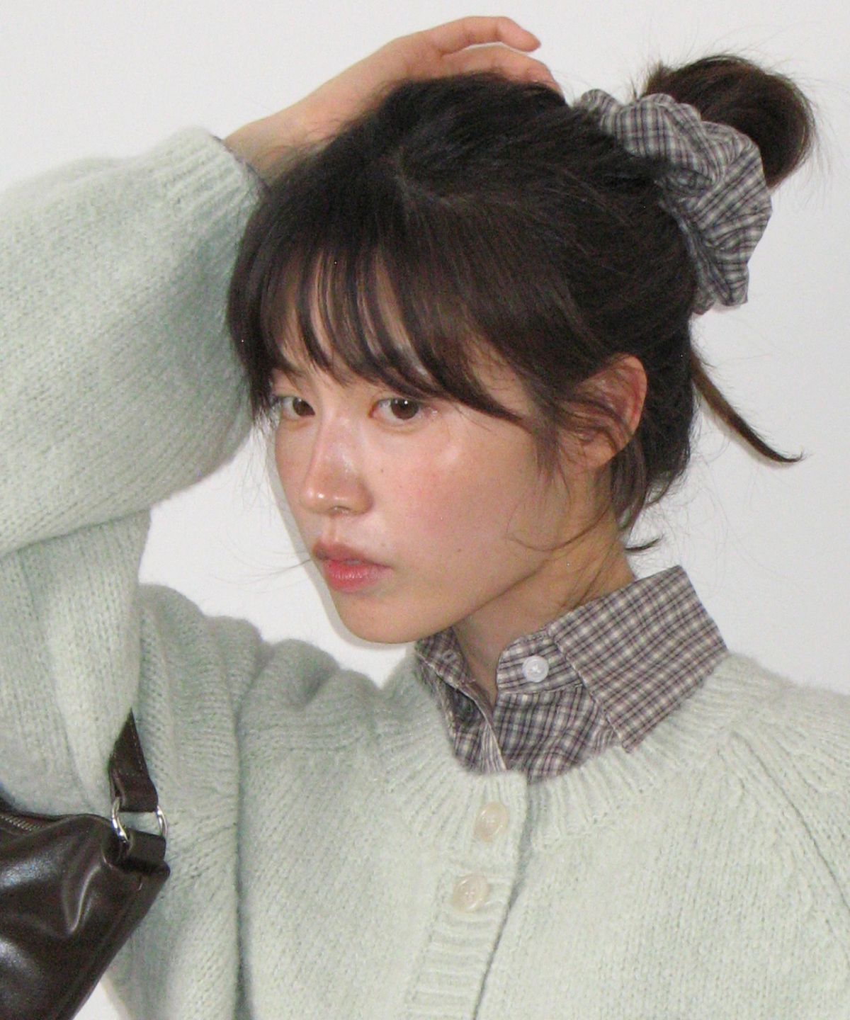 론론(RONRON) SCRUNCHIE SET LETTERING OVER FIT CHECK SHIRT BEIGE