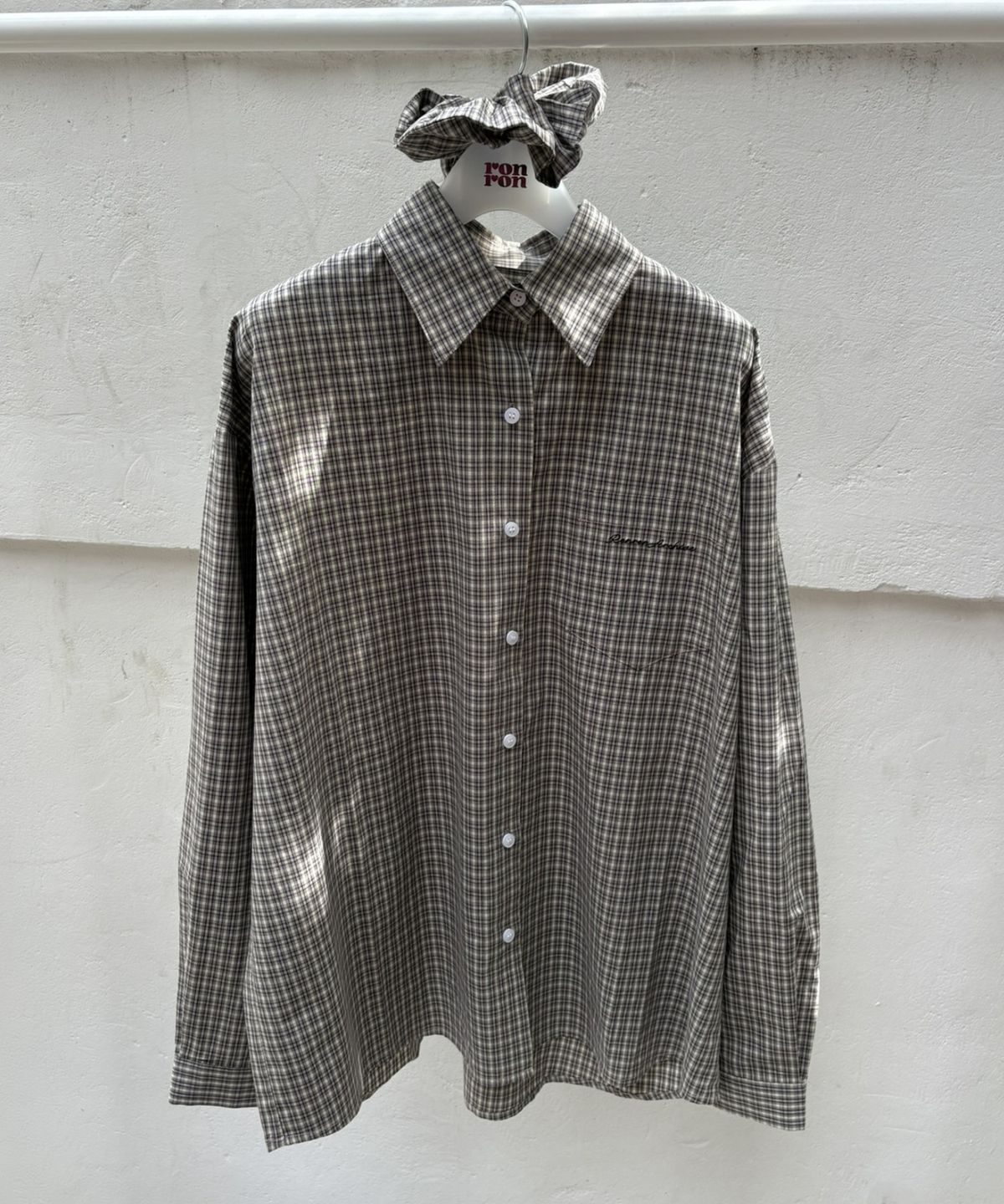 론론(RONRON) SCRUNCHIE SET LETTERING OVER FIT CHECK SHIRT BEIGE