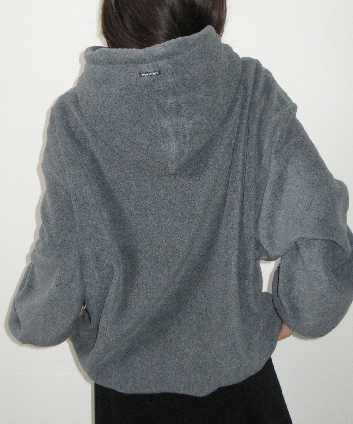 론론(RONRON) POCKET POINT FLEECE ANORAK CHARCOAL