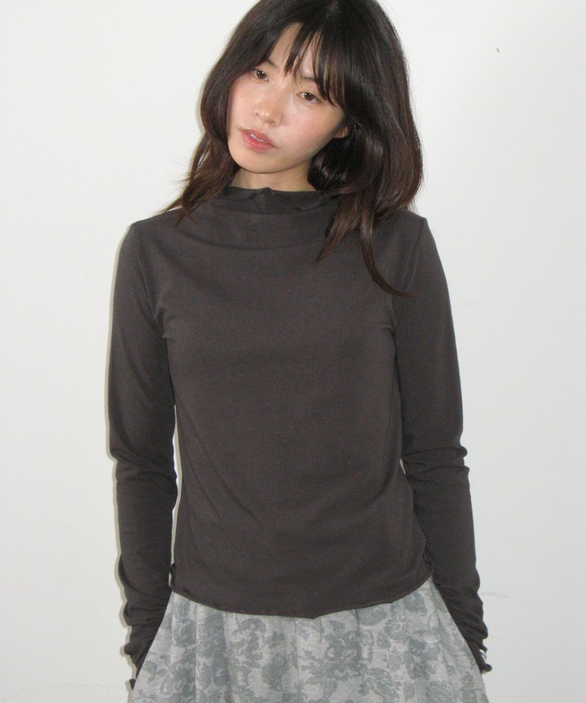 론론(RONRON) WAVE MOCK NECK LONG SLEEVE CHARCOAL
