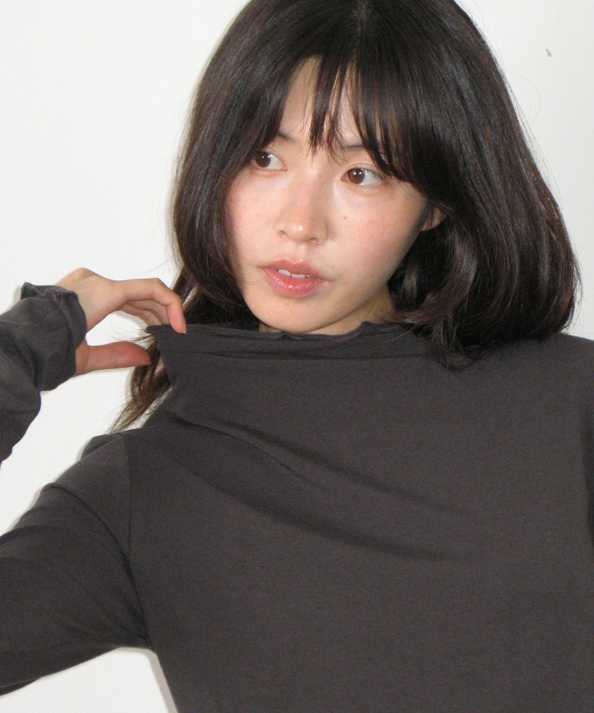 론론(RONRON) WAVE MOCK NECK LONG SLEEVE CHARCOAL
