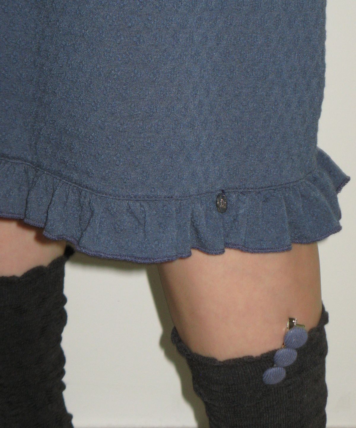 론론(RONRON) EMBO FRILL MIDI SKIRT NAVY