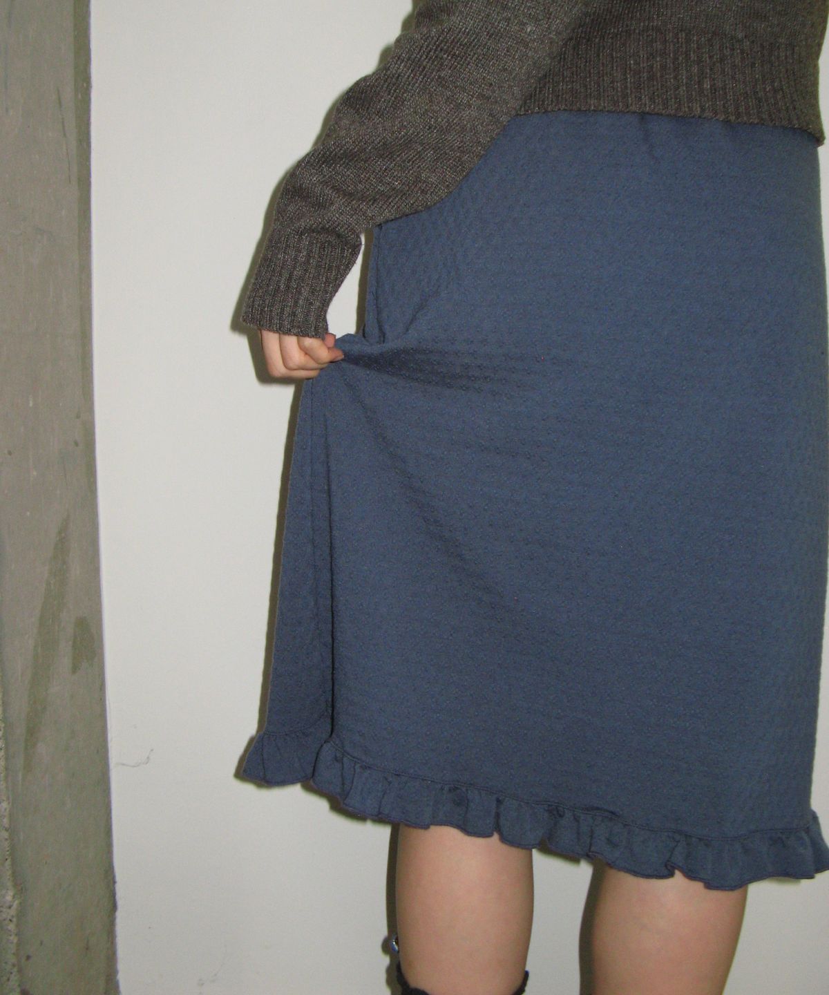 론론(RONRON) EMBO FRILL MIDI SKIRT NAVY