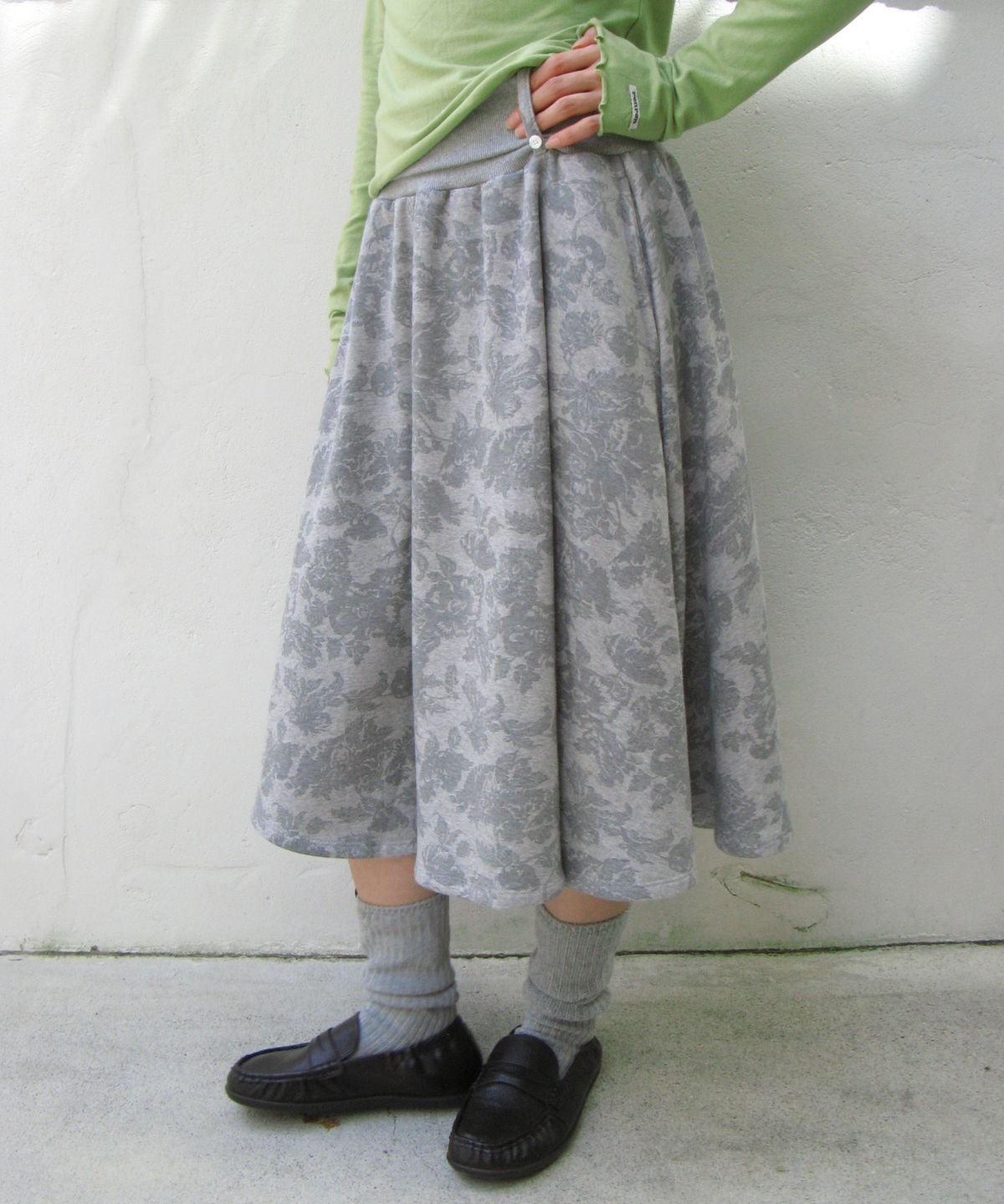론론(RONRON) FLORAL SWEAT FLARE SKIRT GREY
