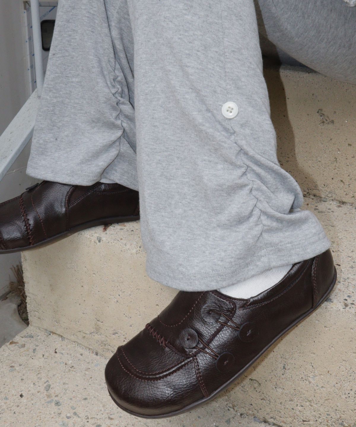 론론(RONRON) SHIRRING BUTTON BOOTCUT PANTS GREY