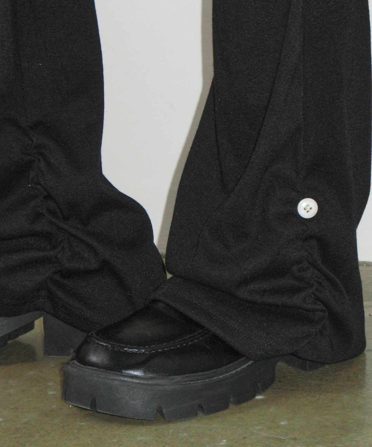 론론(RONRON) SHIRRING BUTTON BOOTCUT PANTS BLACK
